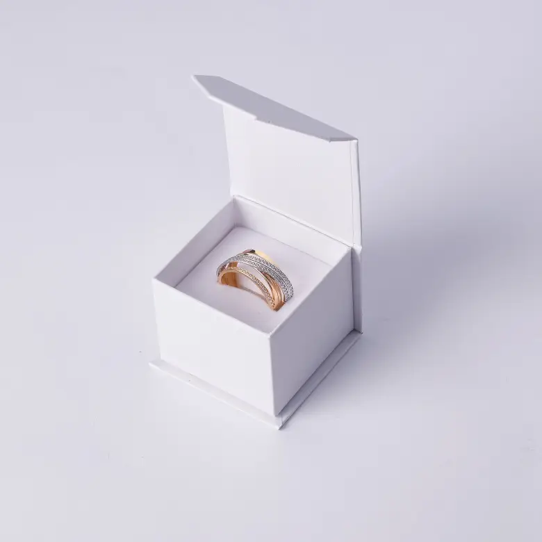 Złoty pierścionek nowoczesny z cyrkoniami Złoty pierścionek nowoczesny z cyrkoniami